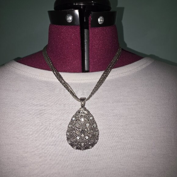 Premier Designs “Unbelievable” Necklace – Silver Filigree Rhinestone Pendant - Picture 4 of 13